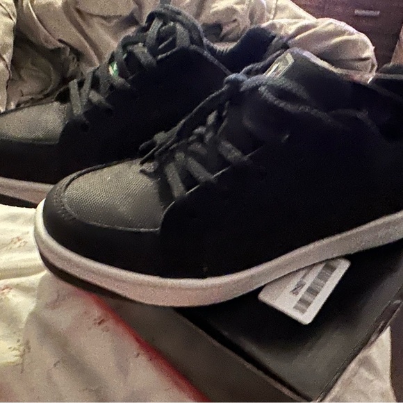 Safety shoes - Picture 2 of 3